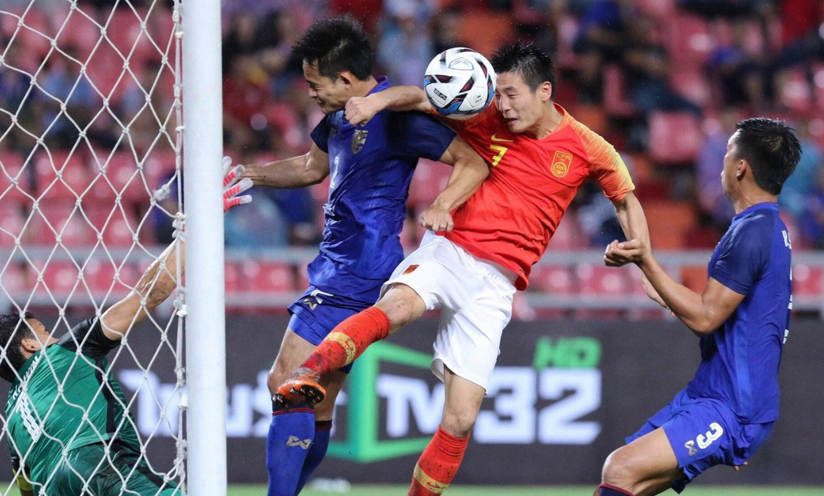 球员誓死捍卫球门，不让对手有机可趁的简单介绍