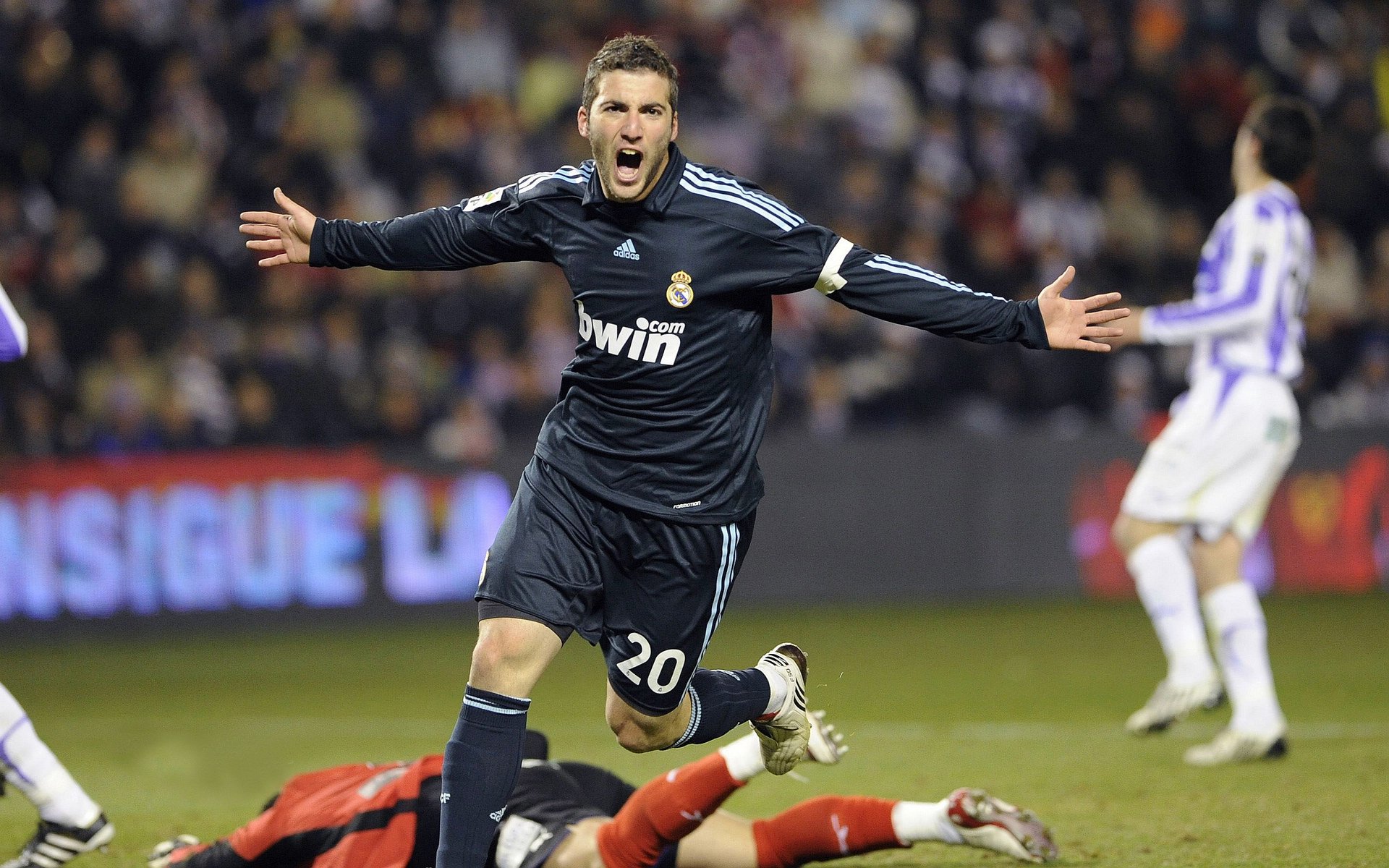 奥运烽火与全球赛场，维尼修斯关键接管，德国足球远征马里引深思